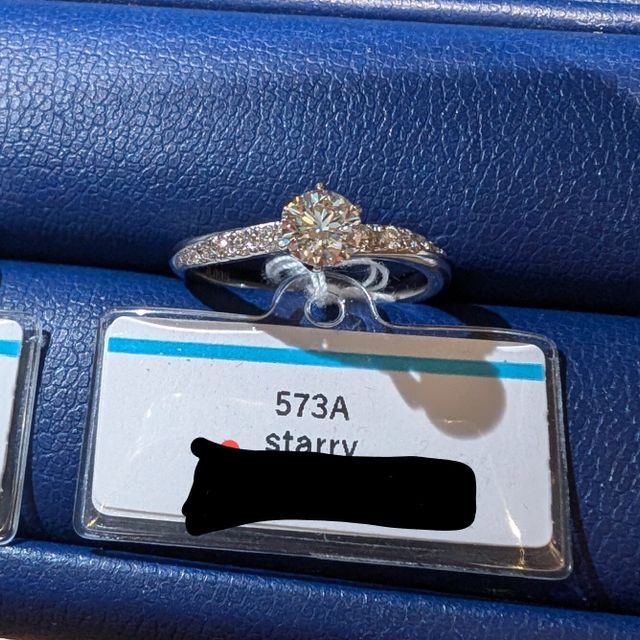 【銀座ダイヤモンドシライシの口コミ】 ダイヤモンドの質が高く、キラキラに輝いていてとても素敵です。サイドの…