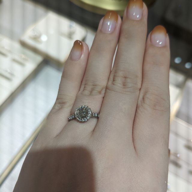 【カルティエ(Cartier)の口コミ】 センターダイヤをパヴェで囲ったデザインになるので、とても華やかな印象…