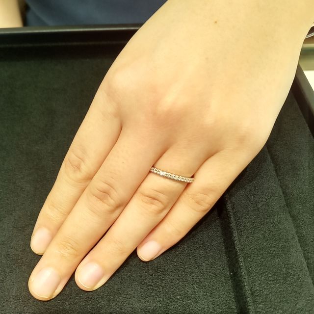 【ティファニー(Tiffany & Co.)の口コミ】 華奢で細かくダイヤがキラキラときれいに光るハーフエタニティリングです…