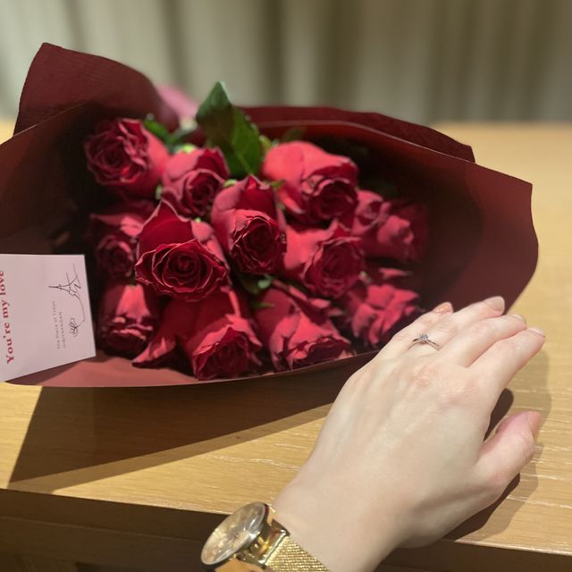 【ラザール ダイヤモンド(LAZARE DIAMOND)の口コミ】 ダイヤが綺麗で着け心地がいいところ。
リングがダイヤに向かってキュッと…