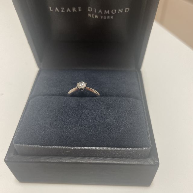 【ラザール ダイヤモンド(LAZARE DIAMOND)の口コミ】 ダイヤが綺麗で着け心地がいいところ。
リングがダイヤに向かってキュッと…