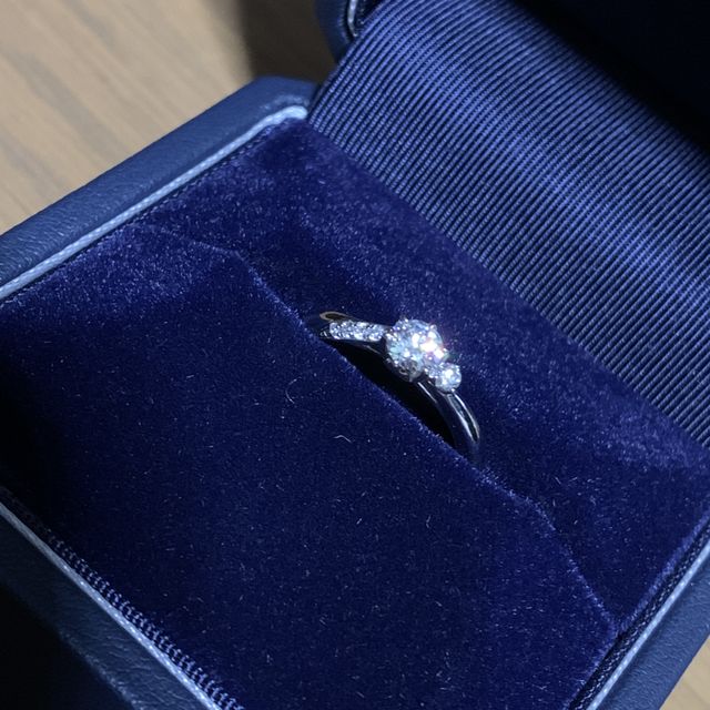 【銀座ダイヤモンドシライシの口コミ】 リングの部分に捻りがあります。そして中央部分のダイヤだけでなくその左…