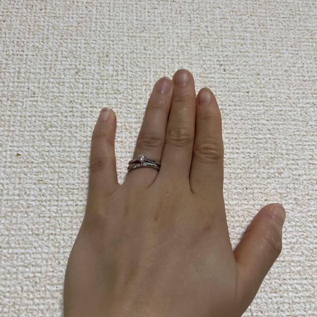 【銀座ダイヤモンドシライシの口コミ】 婚約指輪は、
シンプルだけれども形がこだわられており、ダイヤを支える部…