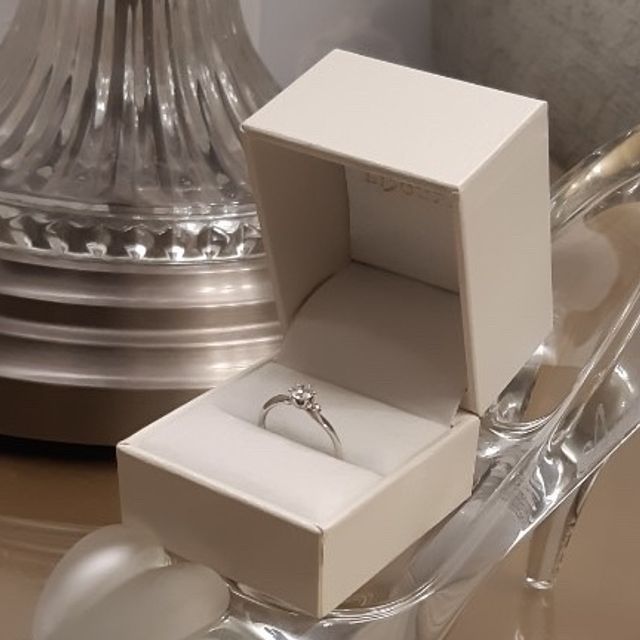 【LAPAGE(ラパージュ)の口コミ】 指輪のコンセプトはシロツメクサで、花冠をイメージしていることや、花言…