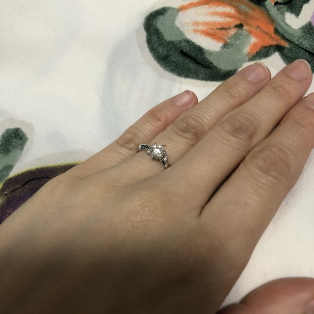 【LAPAGE(ラパージュ)の口コミ】 指輪のコンセプトはシロツメクサで、花冠をイメージしていることや、花言…