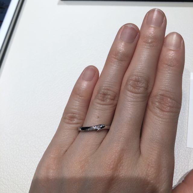 【アイプリモ(I-PRIMO)の口コミ】 ウェーブが入ったデザインで、指を綺麗に見せてくれます。
女性リングのダ…