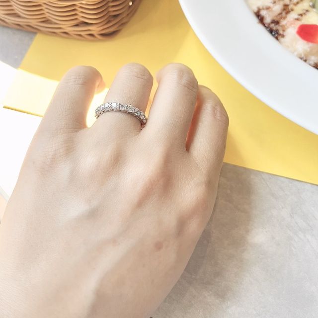 【DIALLURE(ディアリュール)の口コミ】 婚約指輪を購入しなかったので、結婚指輪のエタニティリングに贅沢にダイ…