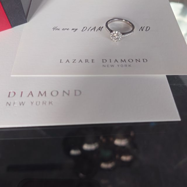 【ラザール ダイヤモンド(LAZARE DIAMOND)の口コミ】 素敵なデザインに惹かれて購入を決めました。
ダイアモンドが虹色に光り、…