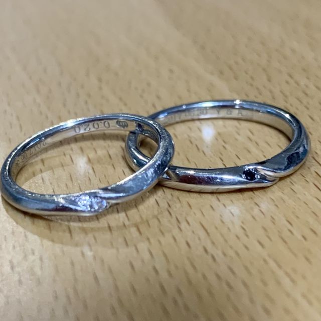 【エクセルコダイヤモンド(EXELCO DIAMOND)の口コミ】 小さなダイヤモンドを一粒埋め込んだシンプルな指輪です。指輪の内側には…