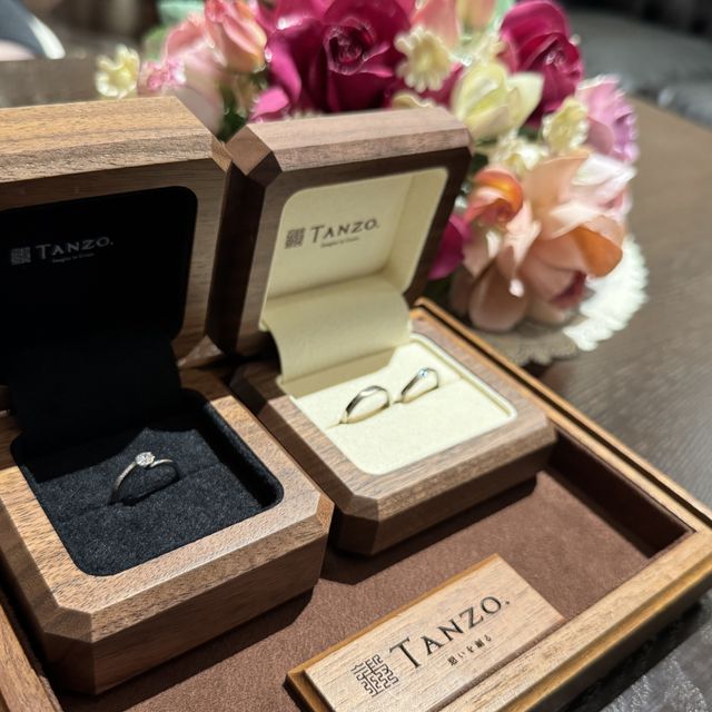 【TANZO.(鍛造指輪)の口コミ】 2人共通点ホワイトゴールドとヘアラインで作りました。
女性側はスターダ…