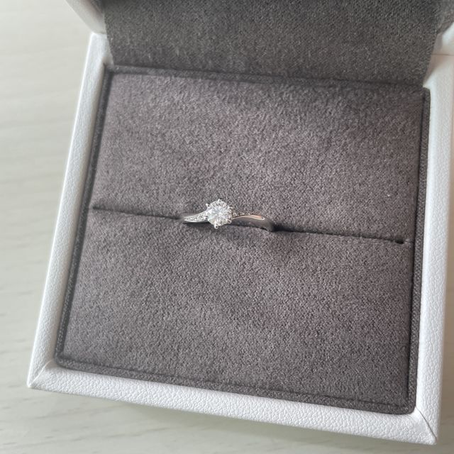 【Flowaves(フロウェーブス)の口コミ】 1番気に入っている点は、緩やかな綺麗なウェーブの形に沿って派手すぎず、…