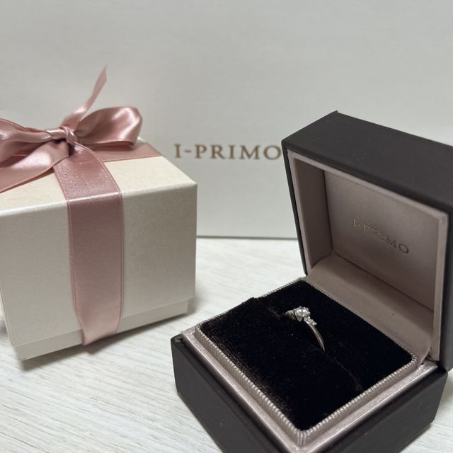 【アイプリモ(I-PRIMO)の口コミ】 指輪はアステローペいうものになります。センターダイヤモンドの両側に小…