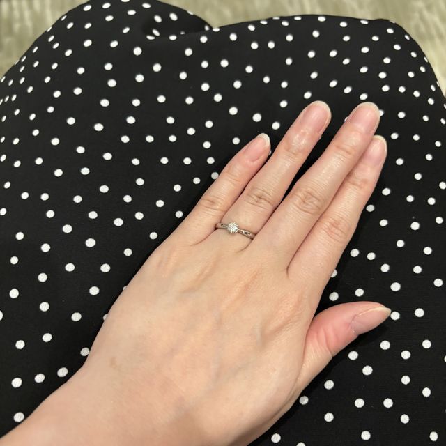 【銀座ダイヤモンドシライシの口コミ】 シンプルだけど存在感のあるデザインに惹かれました。ダイヤがたくさんつ…