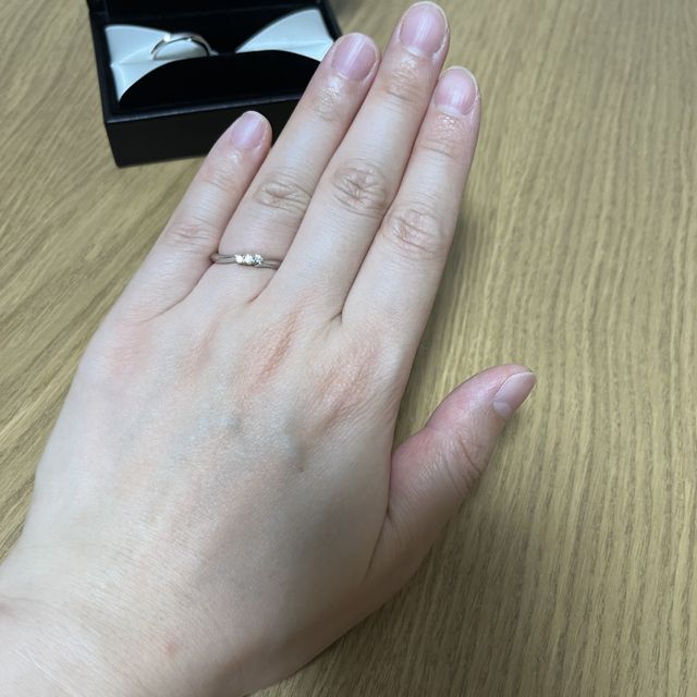 【エクセルコダイヤモンド(EXELCO DIAMOND)の口コミ】 シンプルですが、エレガントさもあり、お気に入りです。
私の指は短いです…