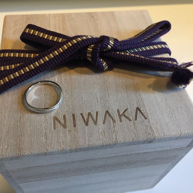 【俄(にわか)の口コミ】 結婚指輪は毎日身につけるものなので、見た目は勿論のこと、違和感なく付…