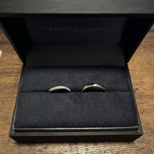 【ラザール ダイヤモンド(LAZARE DIAMOND)の口コミ】 プラチナのウェーブ型です。
ダイヤモンドが斜めに11石入っており、
ダイ…