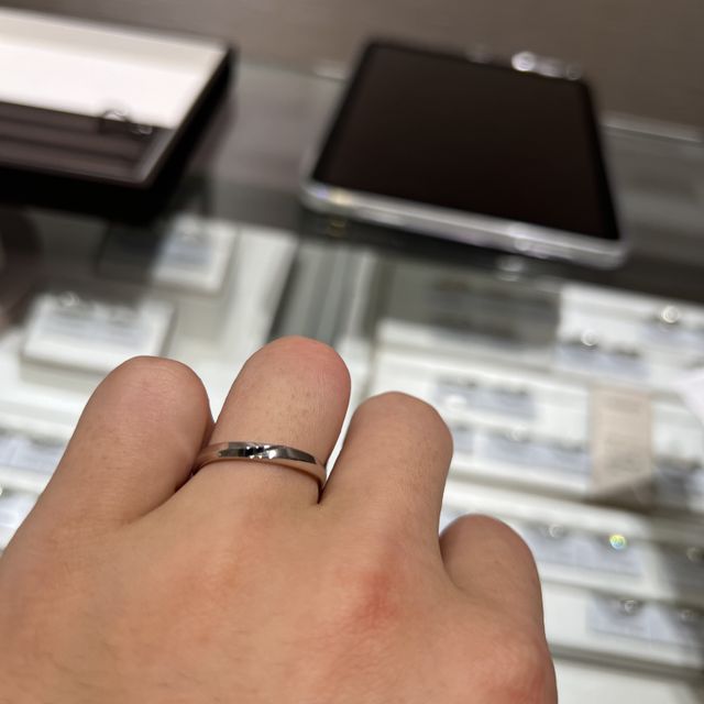 【アイプリモ(I-PRIMO)の口コミ】 シンプルで飽きの来ないデザインだと思います。
指輪の一部を艶消し加工を…