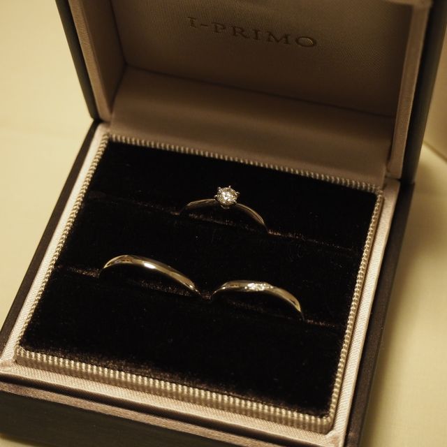 【アイプリモ(I-PRIMO)の口コミ】 婚約指輪と同じプラチナを選択しました。ゆるやかなウェーブの形、どの角…