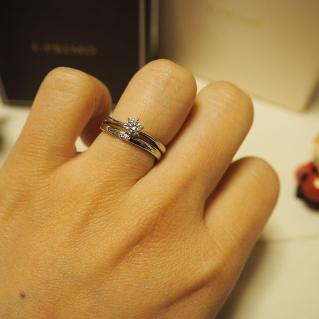 【アイプリモ(I-PRIMO)の口コミ】 婚約指輪と同じプラチナを選択しました。ゆるやかなウェーブの形、どの角…