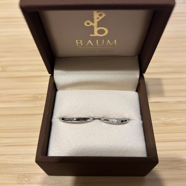 【BAUM(バーム)の口コミ】 ペア両方ともミル打ち加工（指輪の周りの小さな粒々加工）と、指輪表面は…