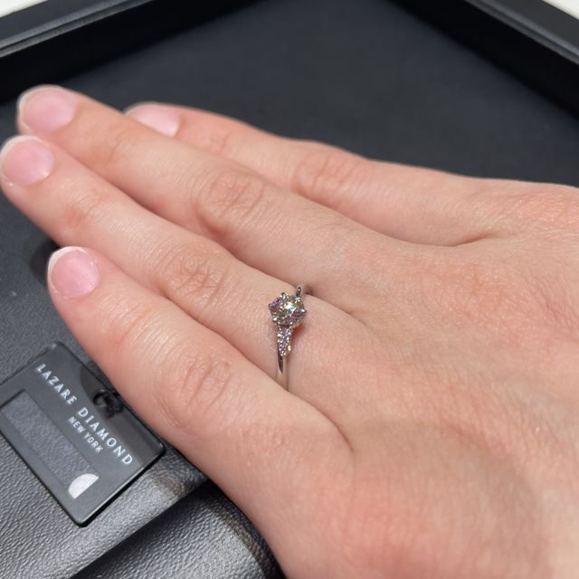 【ラザール ダイヤモンド(LAZARE DIAMOND)の口コミ】 エタニティータイプのギラギラしてる感じや1石タイプの寂しいのは好みでな…