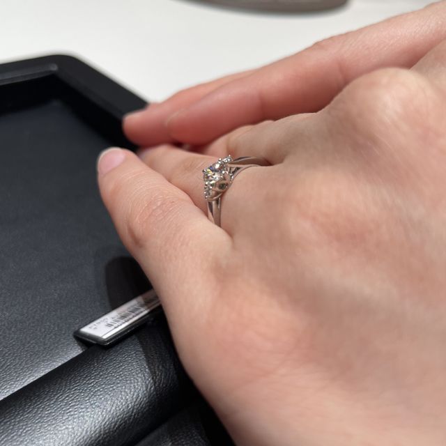 【ラザール ダイヤモンド(LAZARE DIAMOND)の口コミ】 エタニティータイプのギラギラしてる感じや1石タイプの寂しいのは好みでな…