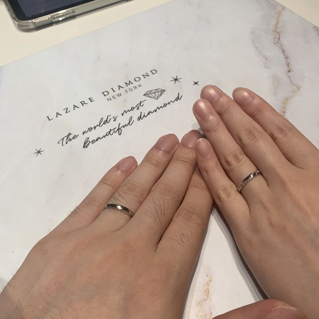 【ラザール ダイヤモンド(LAZARE DIAMOND)の口コミ】 デザイン:シンプル過ぎず長く使えるデザインと感じます。
付け心地:普段ア…