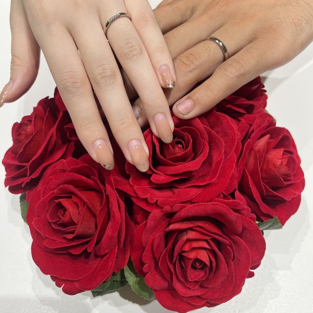 【ラザール ダイヤモンド(LAZARE DIAMOND)の口コミ】 照明の当たり具合でダイアモンドが凄く綺麗に輝いて見えて、指輪のサイド…