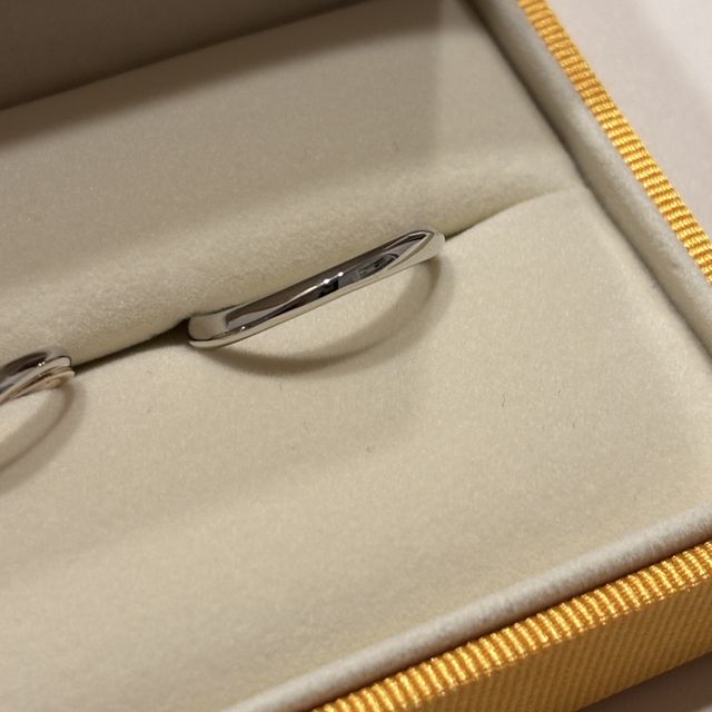 【ケイウノ ブライダル(K.UNO BRIDAL)の口コミ】 シンプルなデザインですが、アクセントとしてラインが入っており、気に入…