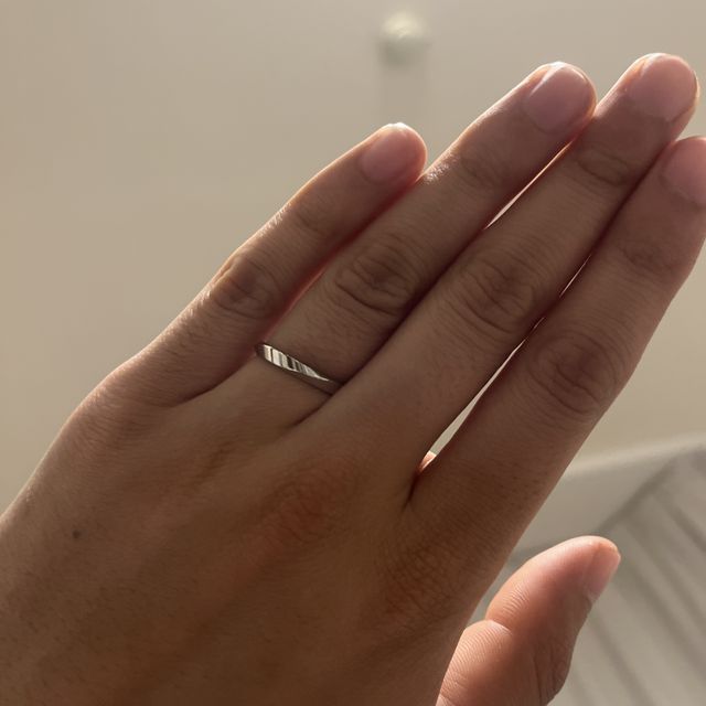 【ラザール ダイヤモンド(LAZARE DIAMOND)の口コミ】 価格はペアで約23万円。
一周すべてがねじれているのが唯一無二感があり、…