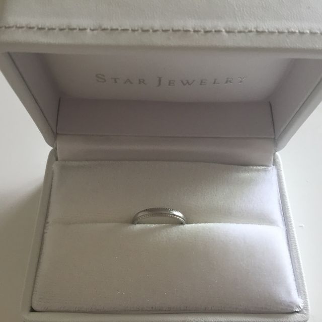【STAR JEWELRY(スタージュエリー)の口コミ】 指輪の太さは太くもなく細くもなくちょうどいい太さです。

控えめなデザ…