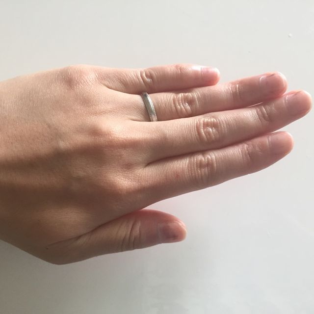 【STAR JEWELRY(スタージュエリー)の口コミ】 指輪の太さは太くもなく細くもなくちょうどいい太さです。

控えめなデザ…
