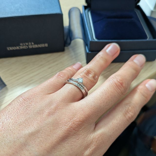 【銀座ダイヤモンドシライシの口コミ】 セットリングにて、エンゲージとマリッジ双方着けても違和感ないです。彼…