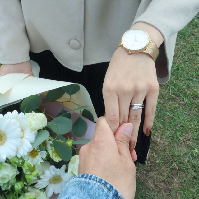 【ラザール ダイヤモンド(LAZARE DIAMOND)の口コミ】 ダイヤの輝きがとてもいいです。室内でも輝いて見えますが、日光に当てる…