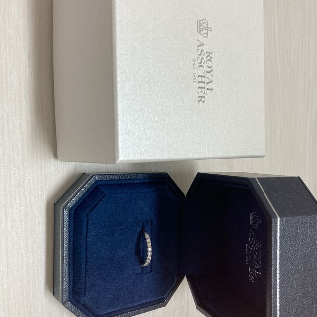 【ROYAL ASSCHER(ロイヤル・アッシャー)の口コミ】 ダイヤは独自のロイヤルアッシャーカットなので、光が入ると白く透明な輝…