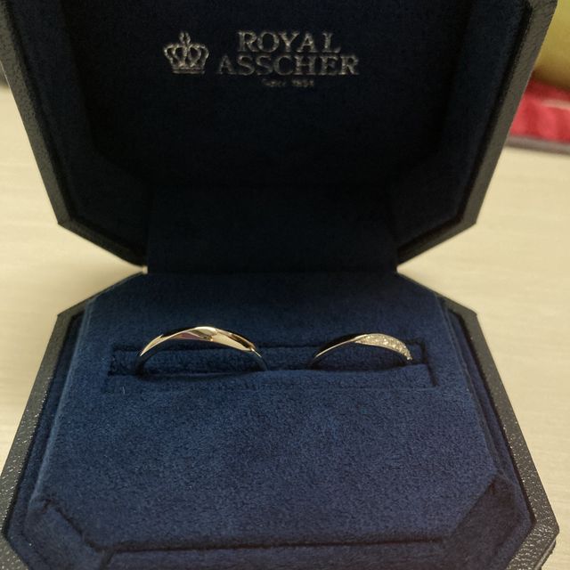 【ROYAL ASSCHER(ロイヤル・アッシャー)の口コミ】 ダイヤは独自のロイヤルアッシャーカットなので、光が入ると白く透明な輝…