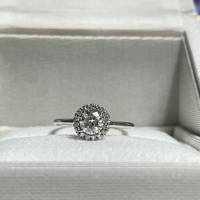 【ENUOVE(イノーヴェ)の口コミ】 取り巻きスタイルなので、中石が小さめでも石が大きく、ゴージャスに見え…