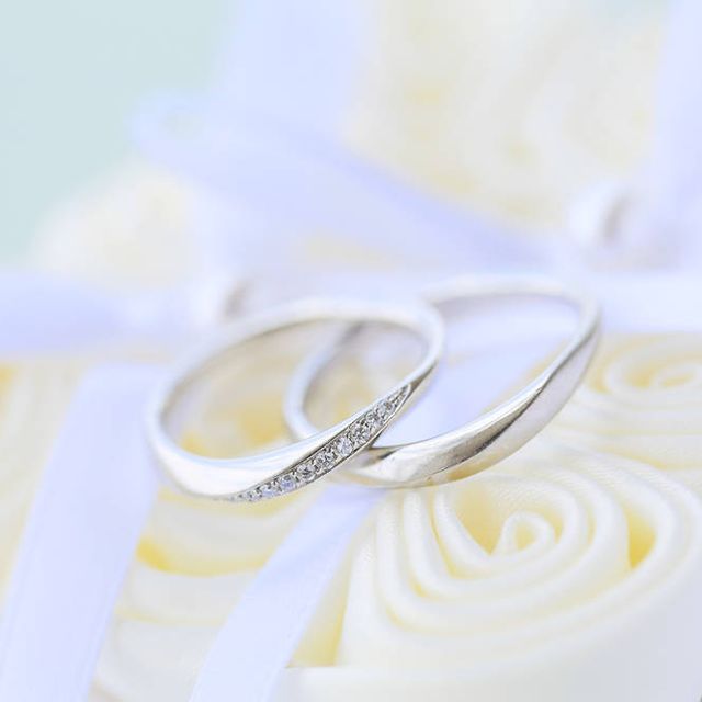 【4℃ BRIDAL(ヨンドシーブライダル)の口コミ】 斜めのラインで配置されたダイヤモンドが指をキレイに見せてくれます。指…