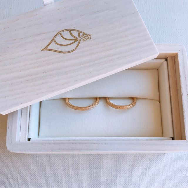 【sowi(ソーイ)の口コミ】 色はイエローゴールドで素材はざらざらしています。
内側はツルツルしてて…