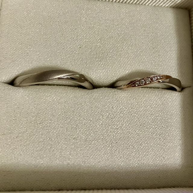 【AMOUR AMULET(アムール・アミュレット)の口コミ】 指輪の候補を選ぶ段階で、ウェーブで少し個性のあるものがいいなと思って…