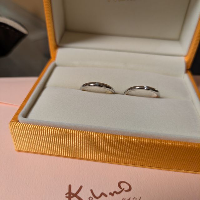 【ケイウノ ブライダル(K.UNO BRIDAL)の口コミ】 指輪の内側にカラーが入っていますが、ピンクとイエローで違いがあるのも…
