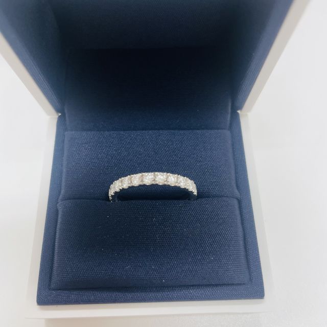 【FOREVERMARK(フォーエバーマーク)の口コミ】 エタニティリングでもダイアモンドのサイズ、留め方で迷いましたが、爪留…