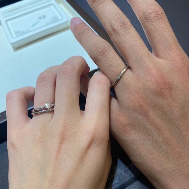 【俄(にわか)の口コミ】 プラチナゴールドという色が気になり試着に行きました。
また指にはめたと…