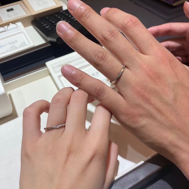 【俄(にわか)の口コミ】 プラチナゴールドという色が気になり試着に行きました。
また指にはめたと…