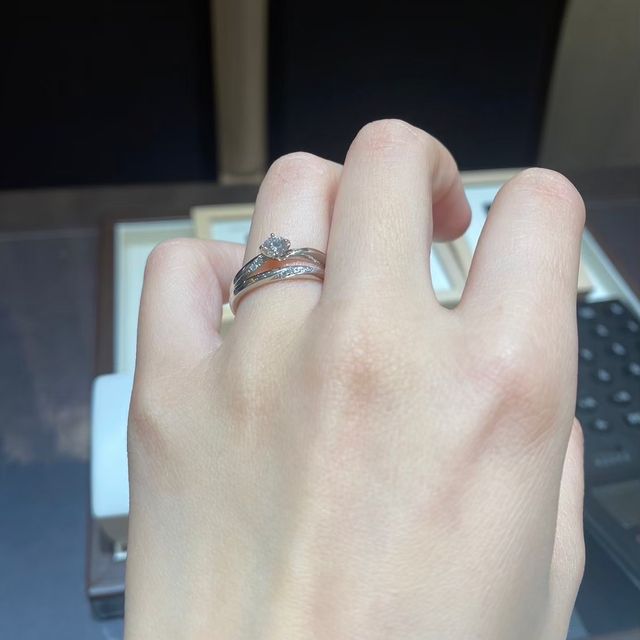 【俄(にわか)の口コミ】 プラチナゴールドという色が気になり試着に行きました。
また指にはめたと…