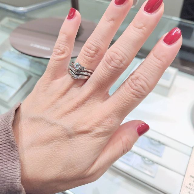 【アイプリモ(I-PRIMO)の口コミ】 V字なので指が長く綺麗に見えること。
それぞれのデザインの良さを引き立…