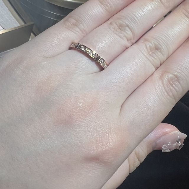 【カルティエ(Cartier)の口コミ】 ダイヤが半分ぐるっと散りばめられているため、とてもキラキラでゴージャ…