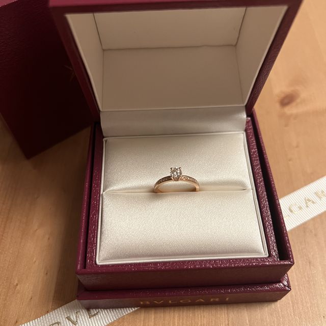 【ブルガリ(BVLGARI)の口コミ】 シンプルなリングにダイヤがついているデザインです。一見どこにでもあり…