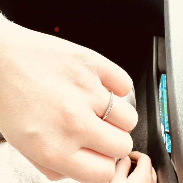 【銀座ダイヤモンドシライシの口コミ】 シンプルなデザインながら高級感もあり、着け心地がとても良いと喜んでく…