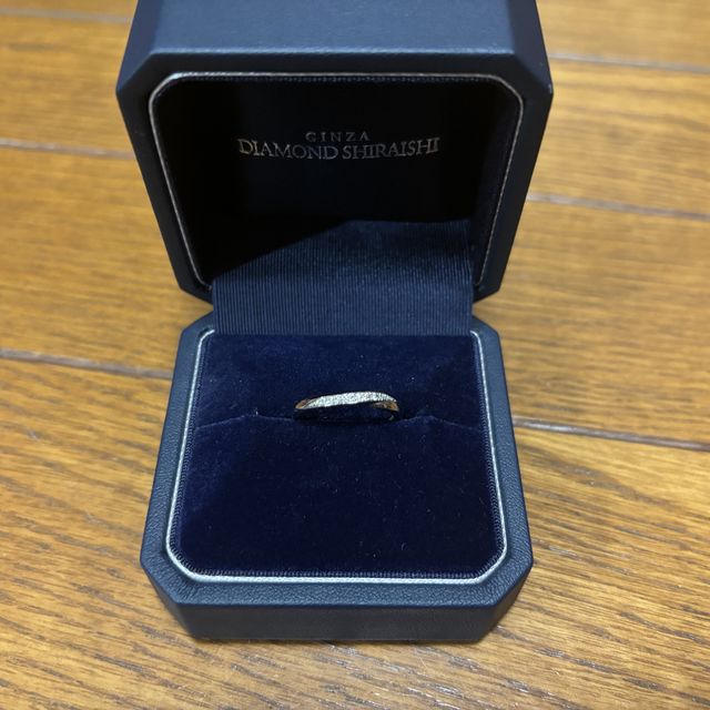 【銀座ダイヤモンドシライシの口コミ】 結婚指輪のデザインはウェーブで関節が太い私でもデザインがある事で太く…